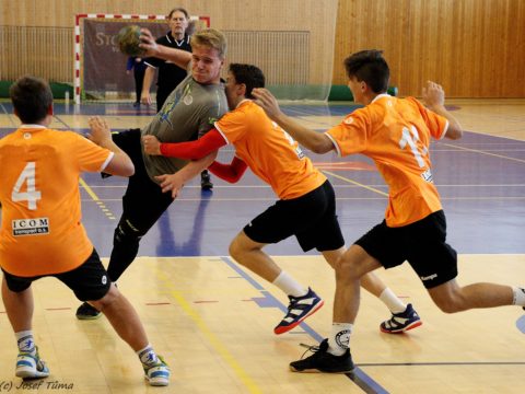 Kam za zručskou házenou