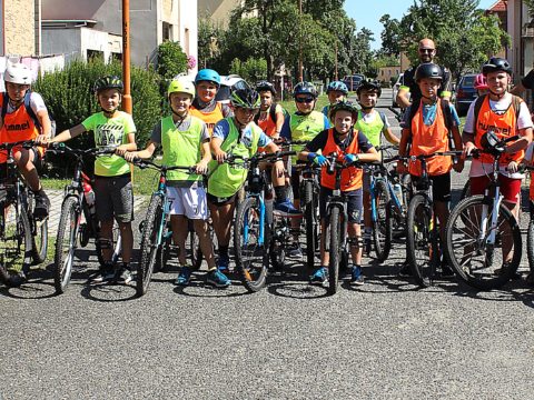 Házenkářská mládež se vydala na týdenní kemp do nedalekých Zbraslavic