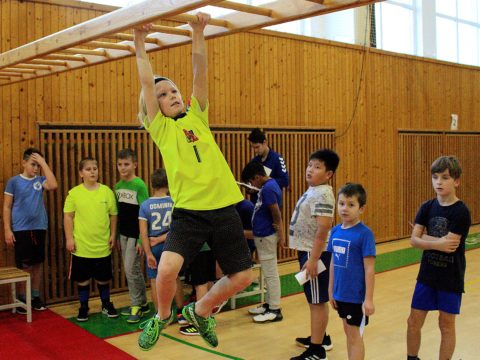 Házenkářský oddíl Jiskry Zruč nad Sázavou uspořádal Vánoční desetiboj 2021