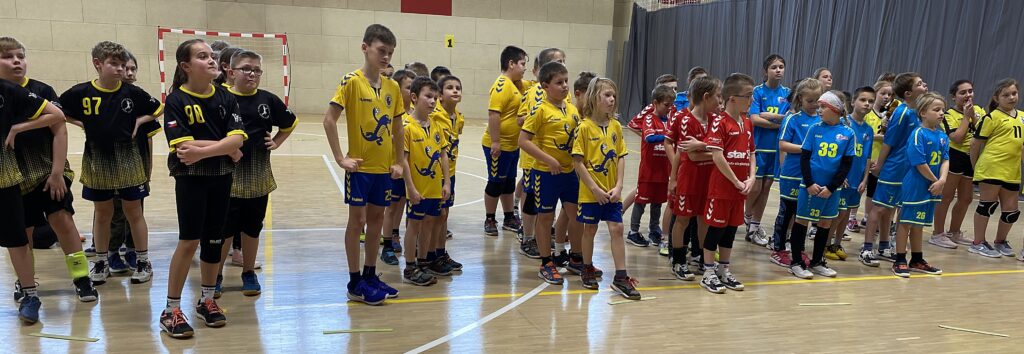 Dva týmy minižáků Jiskry odehrály turnaj ve Sportovní hale v Poděbradech