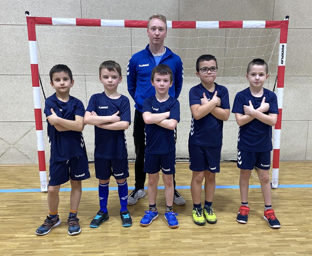 Dva týmy přípravek Jiskry odehrály turnaj ve Sportovní hale v Poděbradech