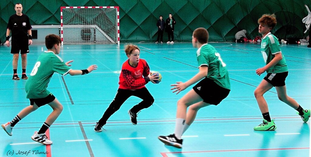 Jedenáct házenkářů (mladší žáci) Jiskry Zruč nad Sázavou bojovalo na 30. ročníku Prague Handball Cupu 2023