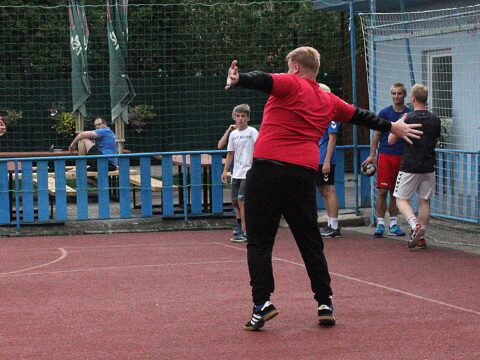 Páteční podvečerní trénink zručských házenkářů pod vedením Jindřicha Pustky