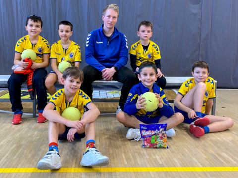 Minižáci Jiskry odehráli ve Sportovní hale v Poděbradech šest utkání v házené