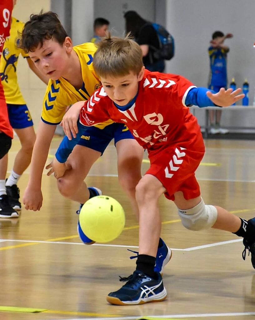 Minižáci Jiskry odehráli ve Sportovní hale v Poděbradech šest utkání v házené bez počítání skóre