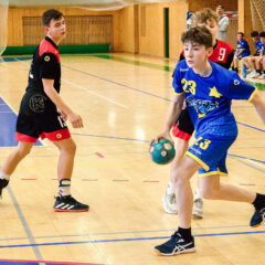 Starší žáci Jiskry na venkovním hřišti ZŠ TGM v Poděbradech porazili Mělník a podlehli vedoucím Hostivicím